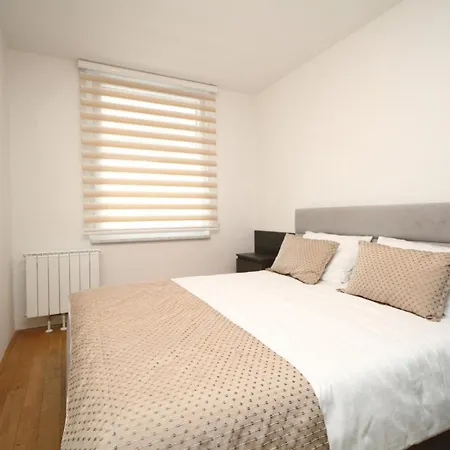 Franca A2-parking Garage Apartmán *