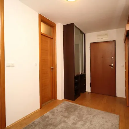 Franca A2-parking Garage Apartmán *