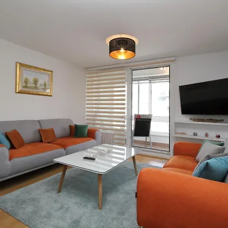 Franca A2-parking Garage Apartmán *